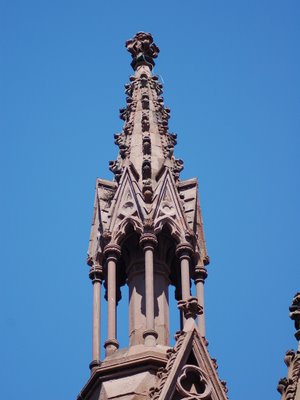 Last week, only a few twigs had been placed by the parrots in the recently de-nested southern spire of Green-Wood Cemetery's historic entrance gate.